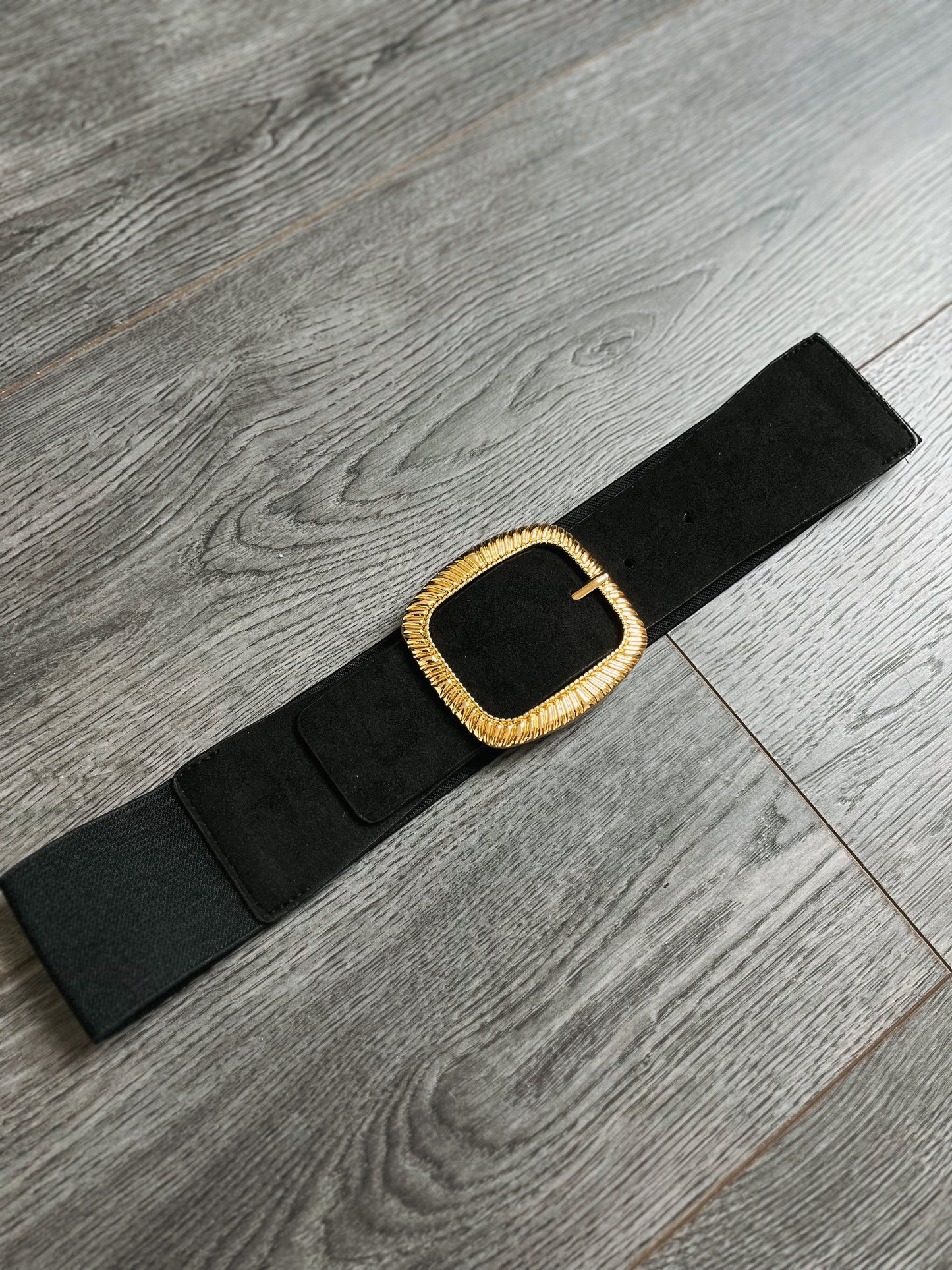 CEINTURE NOIRE OU MARRON AVEC ATTACHE RECTANGULAIRE DORÉE
