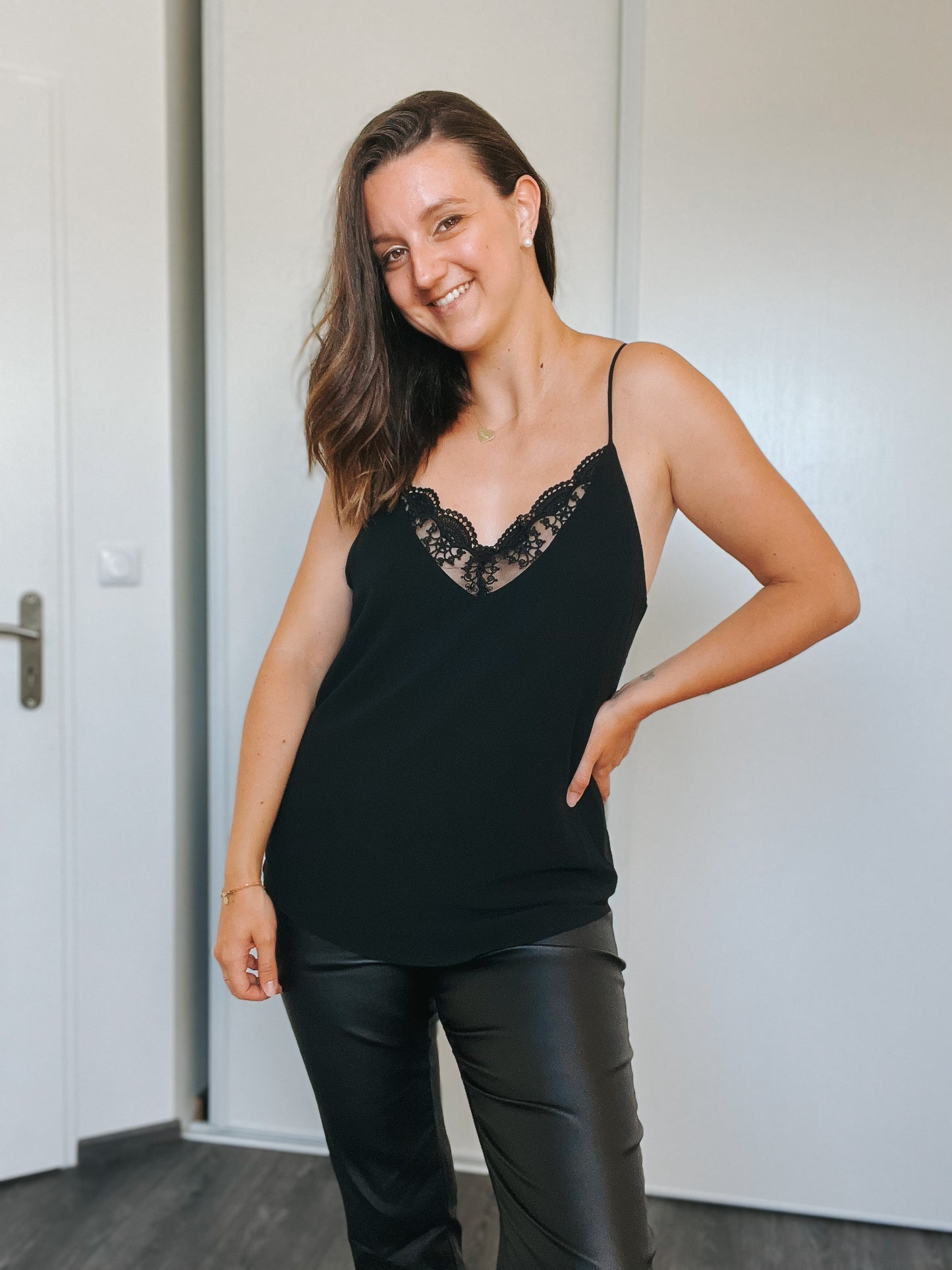 TOP A DENTELLE NOIRE